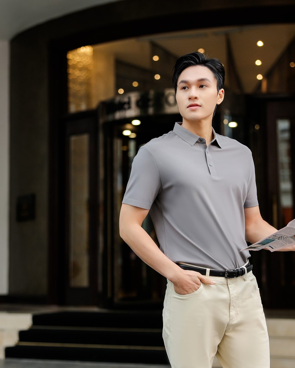 Áo polo TIKIHITA màu Xám Chì phối quần kaki
